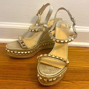 Christian Louboutin
Pyraclou 110MM Leather Wedge Sandals All Gold Size 40
